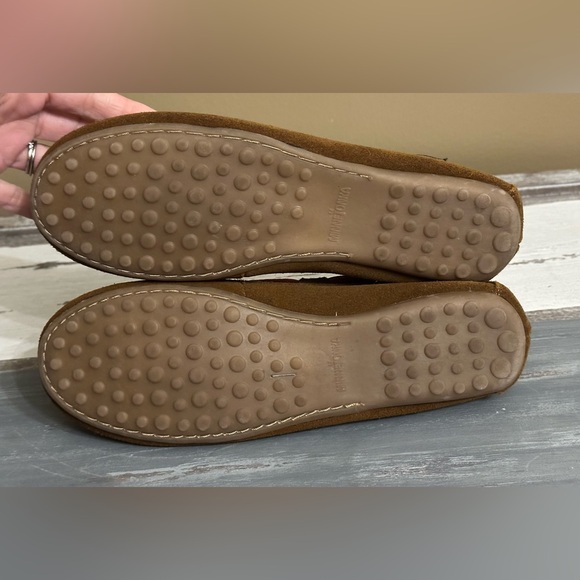 Minnetonka Womens Brown Suede Kilty Hardsole moccasins with Coral Laces - Size 9 - Picture 7 of 8